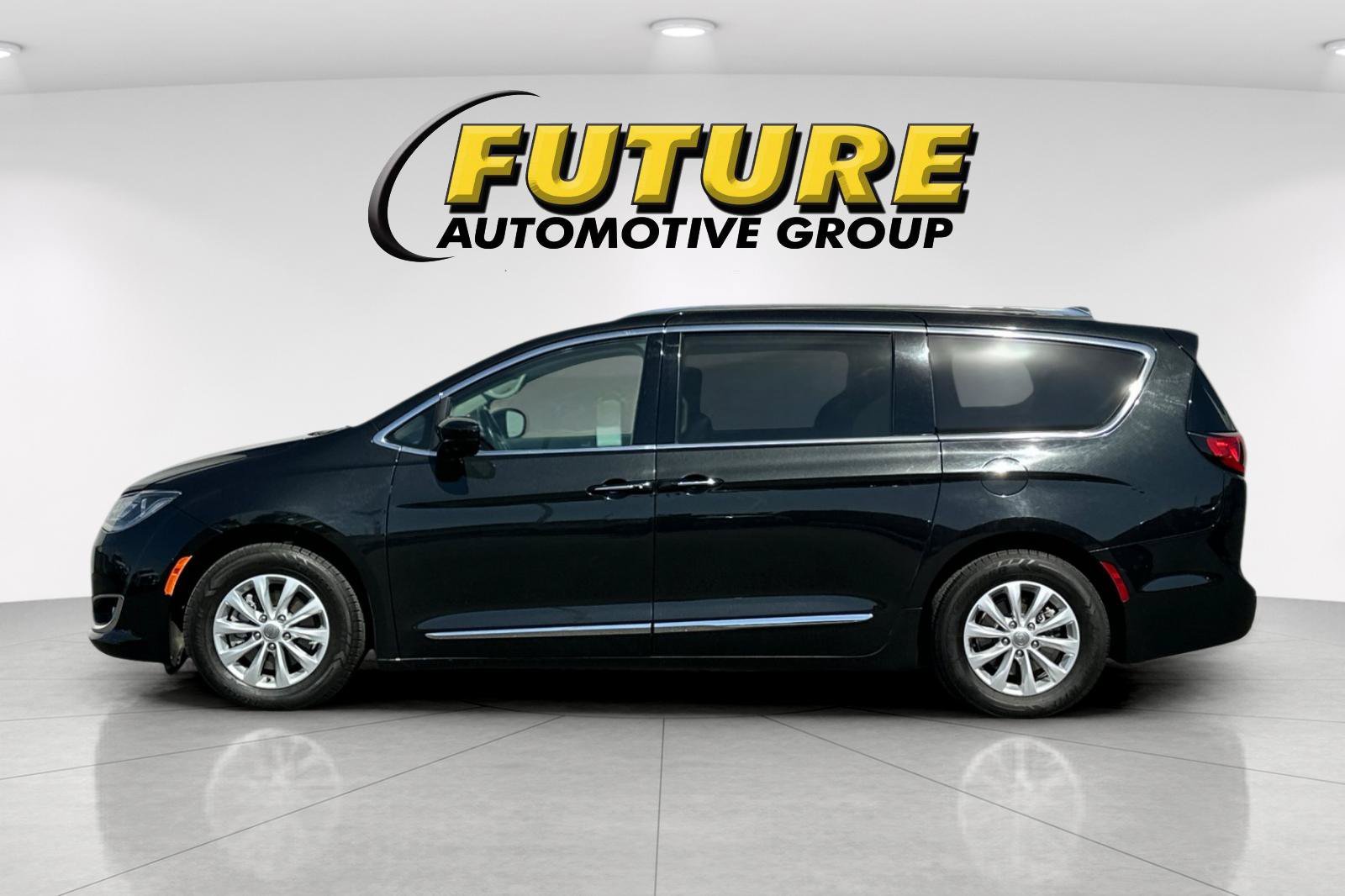Used 2019 Black Chrysler Touring L image 6