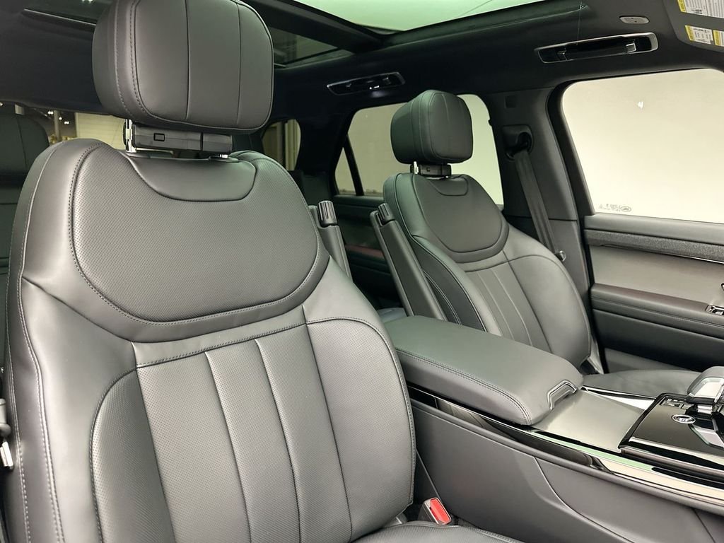 Used 2025 Santorini Black Metallic Land Rover SE image 4