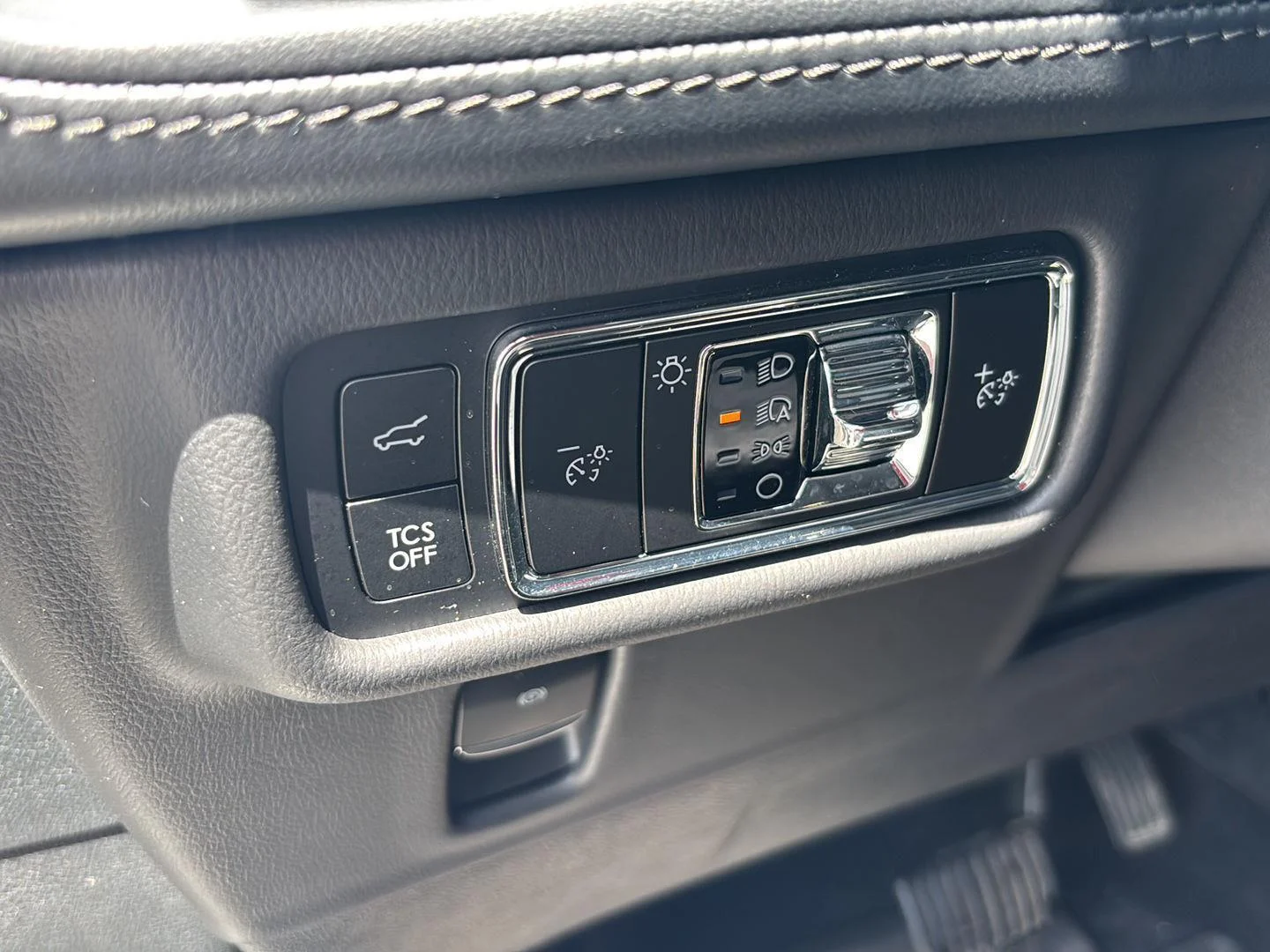 Used 2023 Pristine White Lincoln Standard image 18