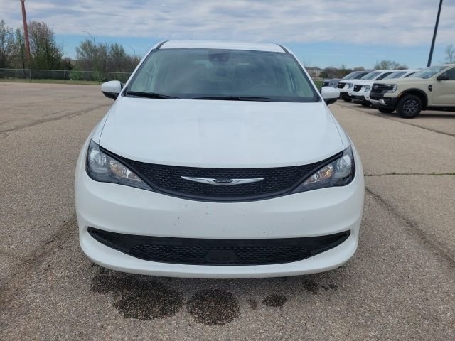 2023 Chrysler Voyager LX - Photo 19