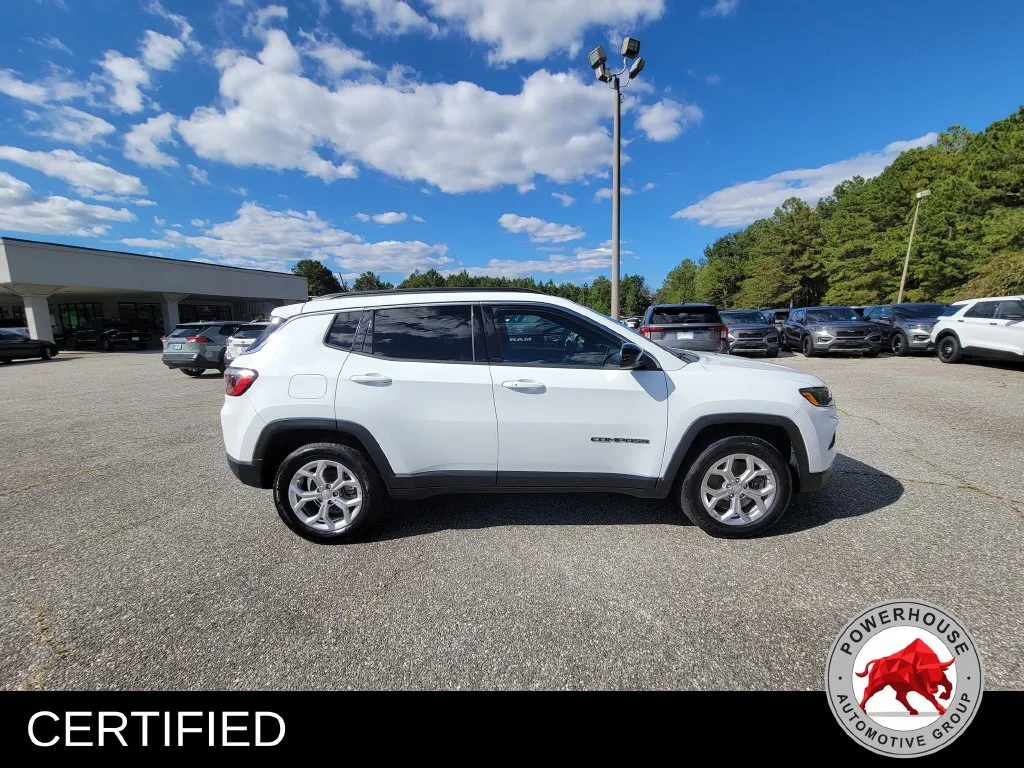 Used 2024 White Jeep Latitude image 8
