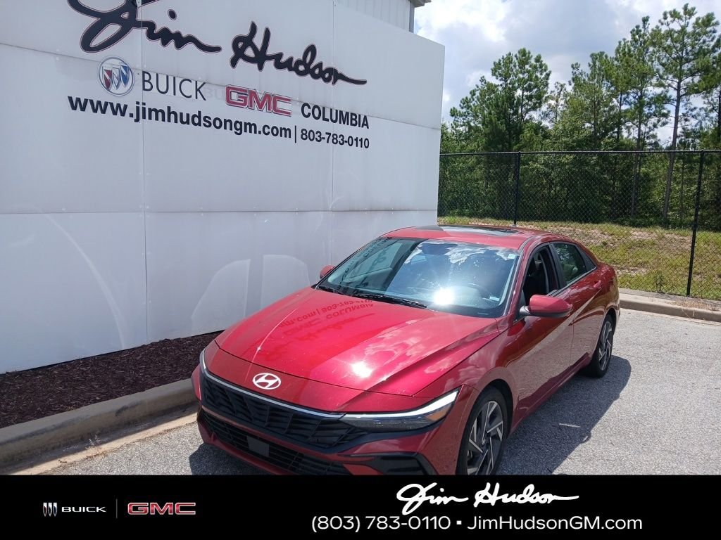 Used 2025 Red Hyundai SEL Convenience image 1
