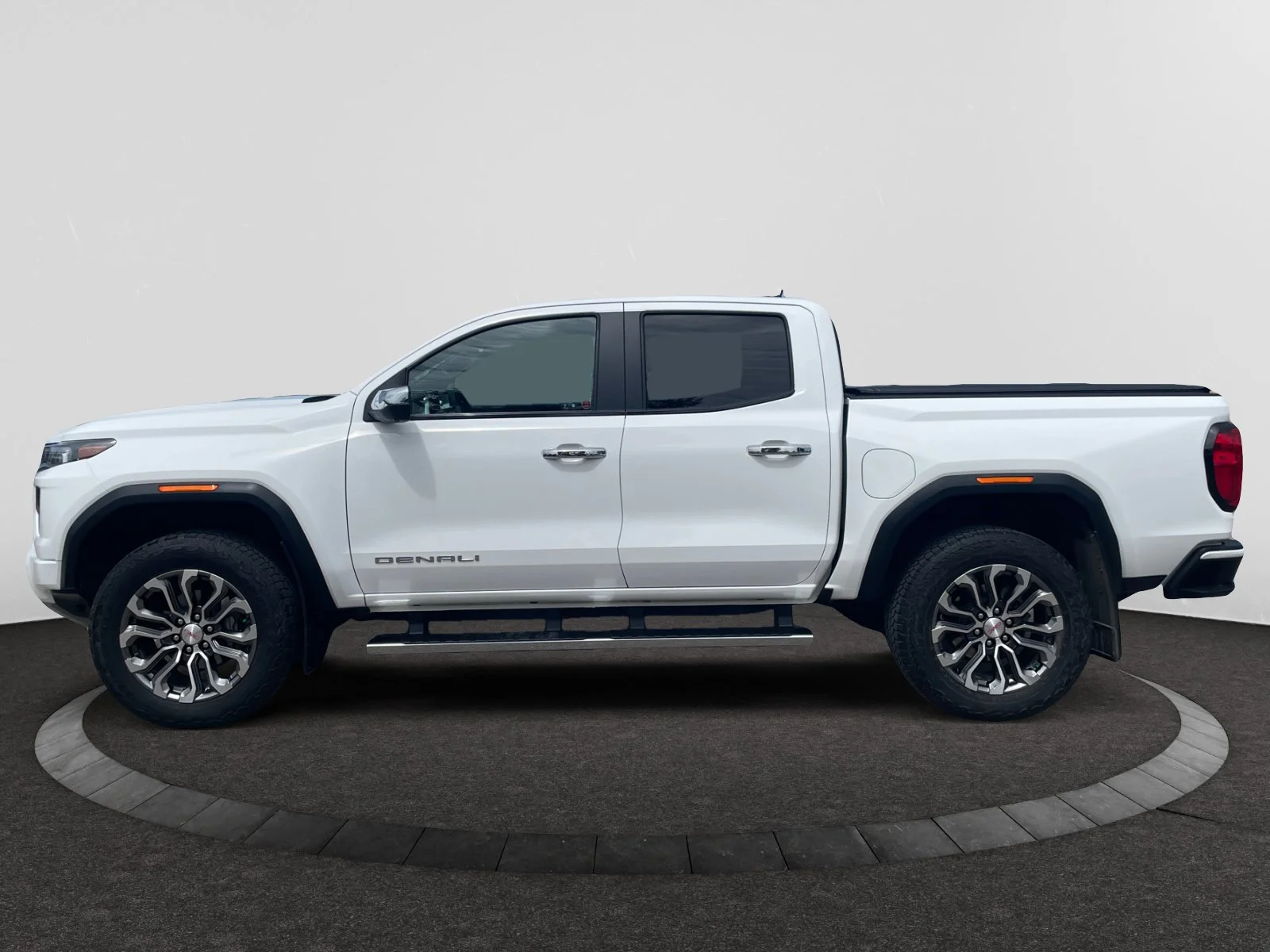 Used 2023 Summit White GMC Denali Crew 4x4 Leather Sunroof Nav image 2