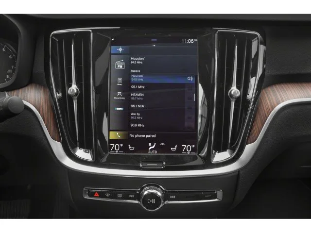 Used 2022 Silver Volvo Momentum image 7