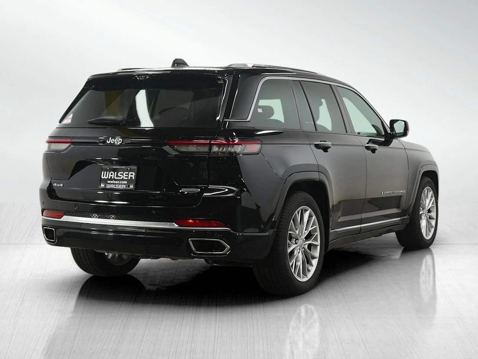 Used 2023 Diamond Black Crystal Pearlcoat Jeep Summit image 5