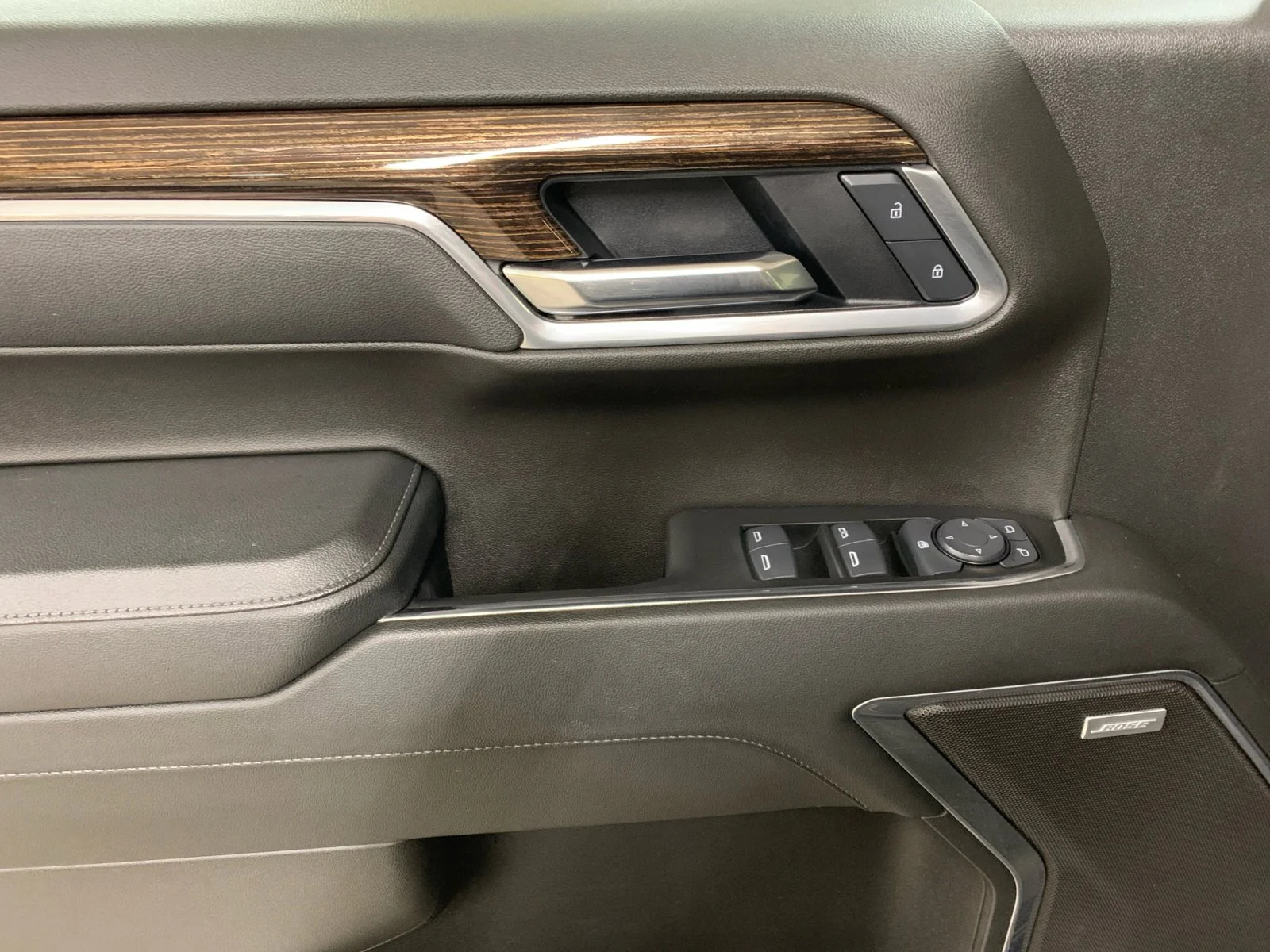 Used 2025 TITANIUM RUSH METALLIC GMC Elevation image 11