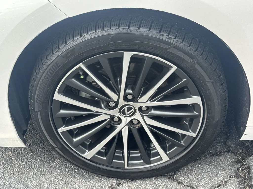 Used 2022 White Lexus 300h image 11