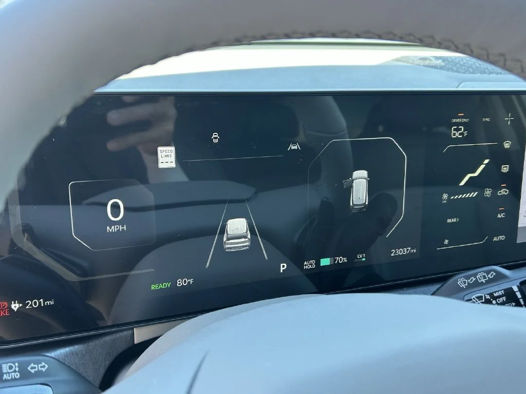 Used 2024 Ivory Kia Wind image 27