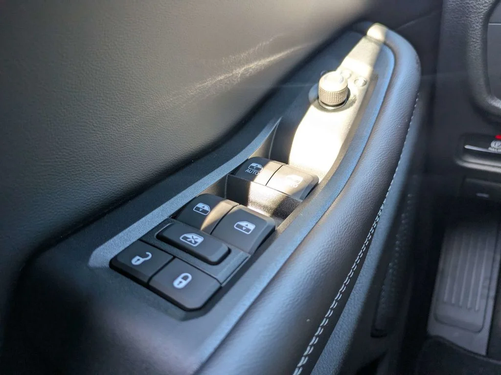 New 2026 Bright White Clear-Coat Exterior Paint Jeep Laredo X image 28