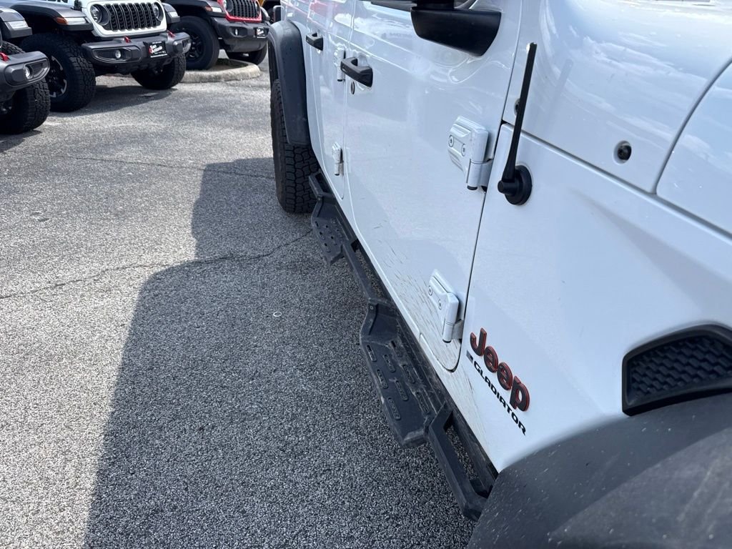 Used 2023 White Jeep Mojave image 4
