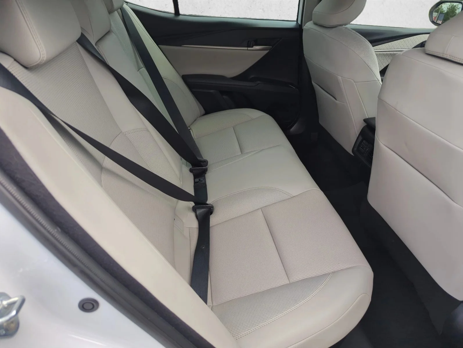 Used 2025 Wind Chill Pearl Toyota XLE image 25