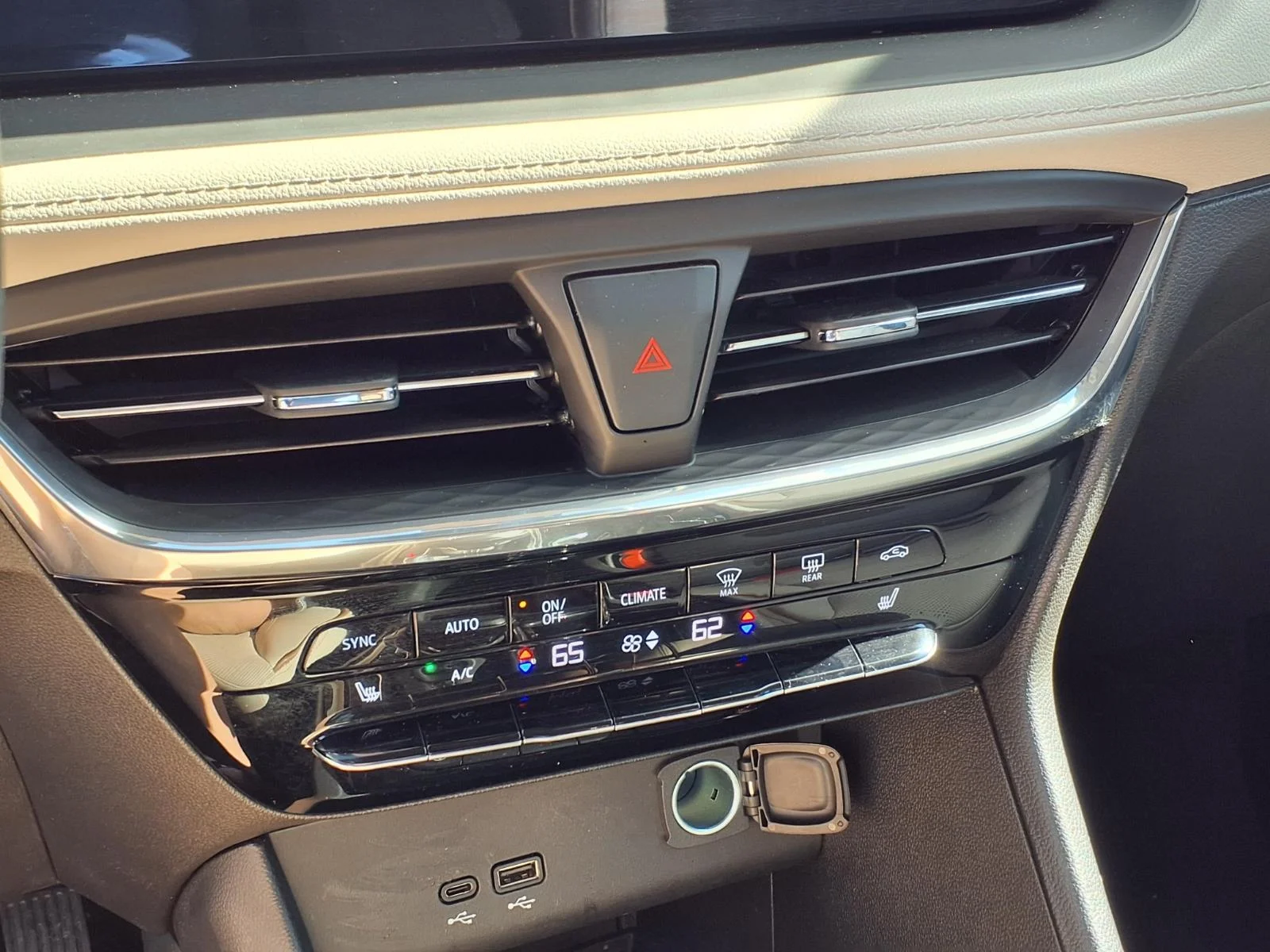 Used 2024 White Frost Tricoat Buick Avenir image 4