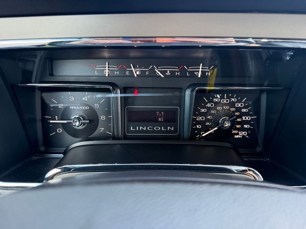 Used 2014 White Lincoln Base image 11