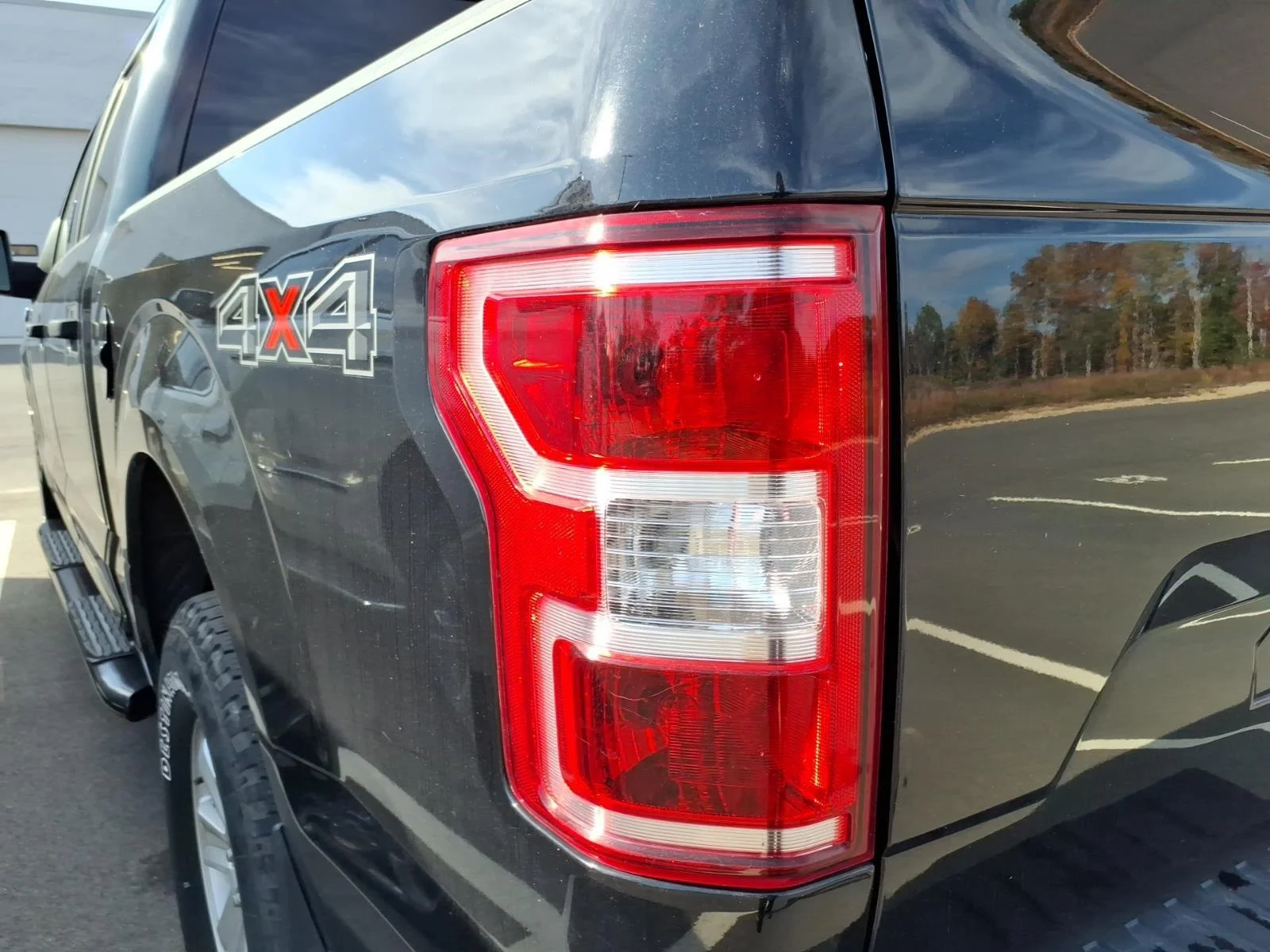 Used 2018  FORD  image 18