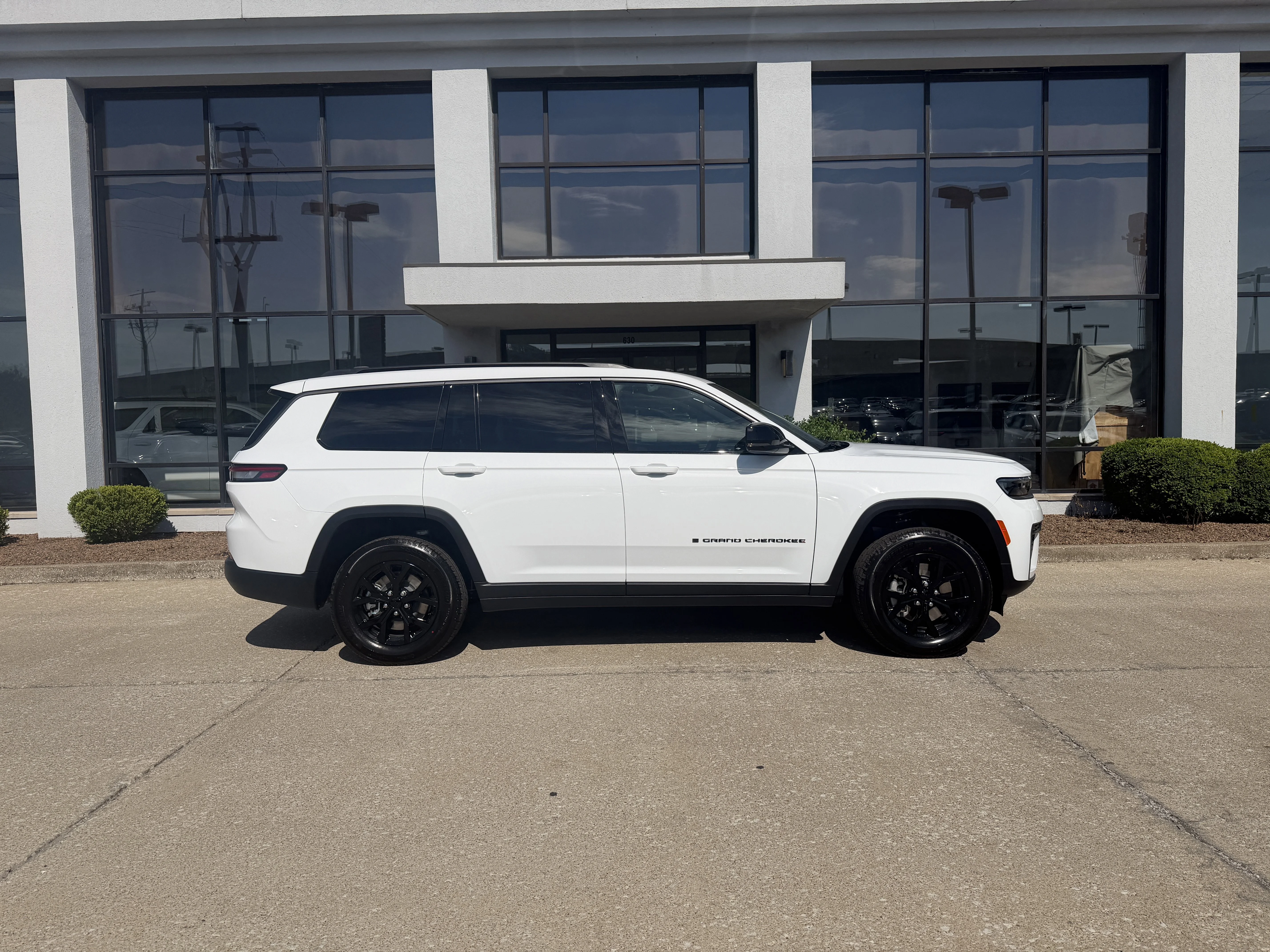 New 2026 Bright White Clear-Coat Exterior Paint Jeep Altitude image 3