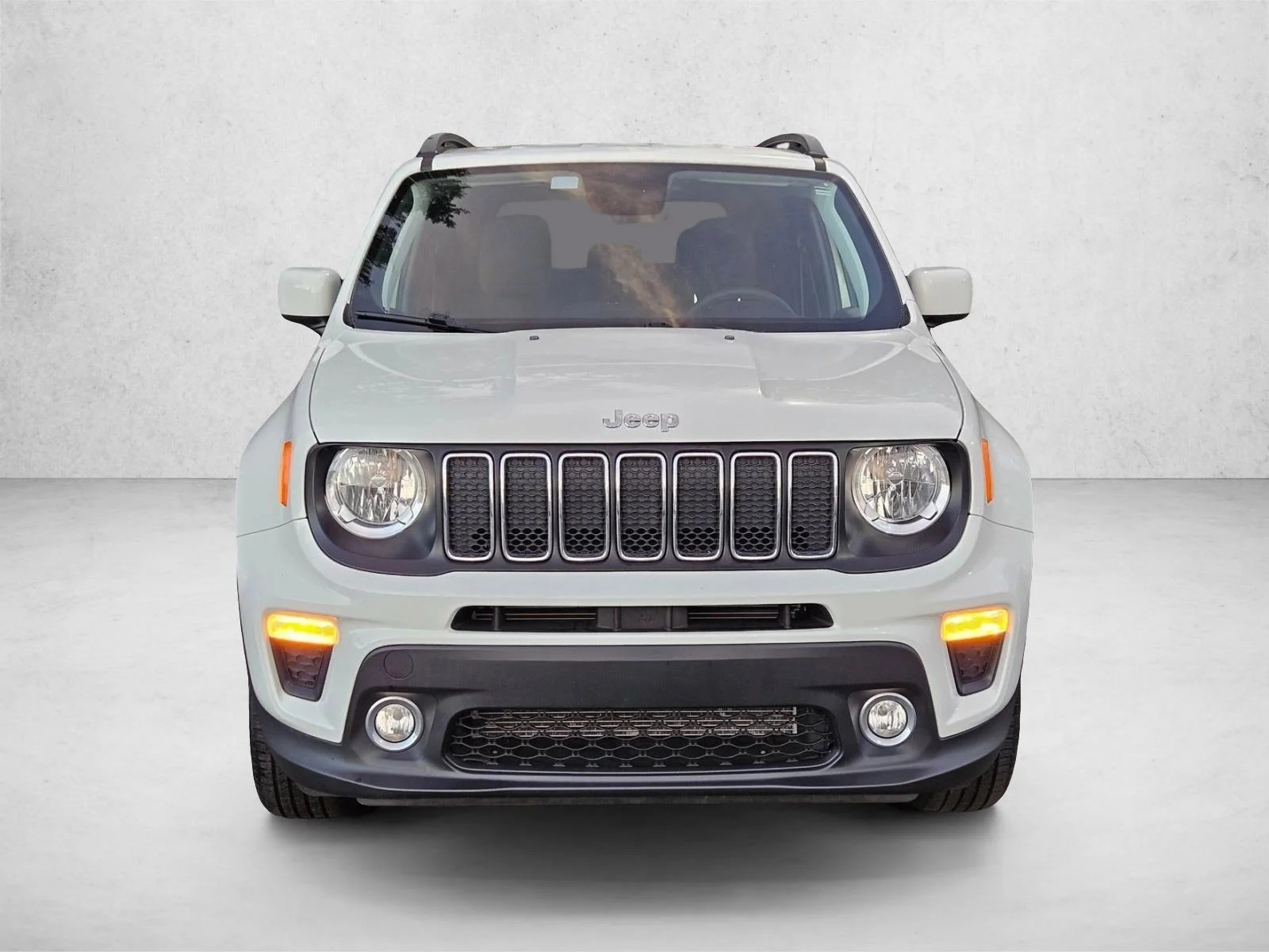 Used 2019 Alpine White Clearcoat Jeep Latitude image 2
