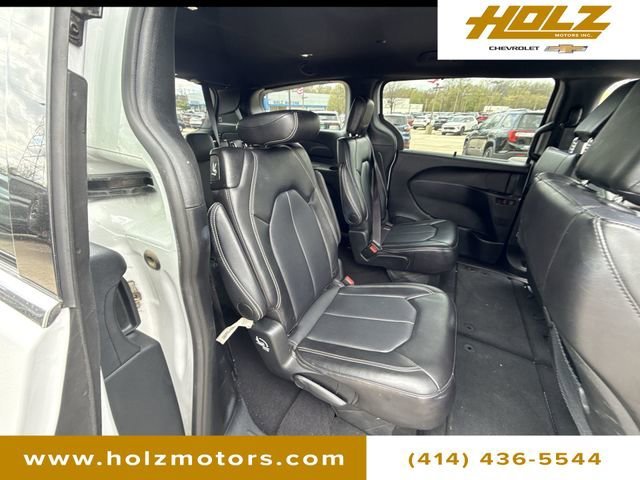 Used 2025 White Chrysler Select image 25