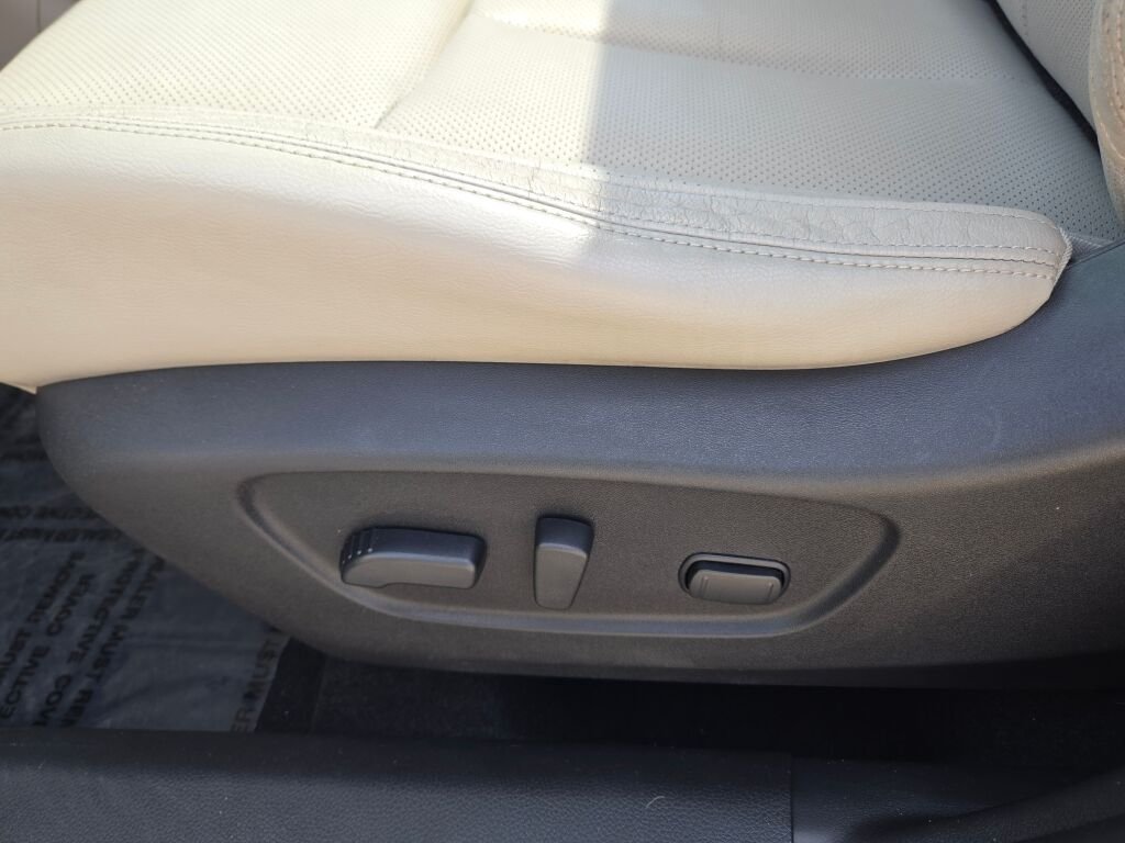 Used 2018 Silver Nissan SL image 17