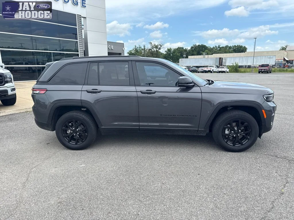 Certified Used 2025 Metallic Jeep Altitude image 9