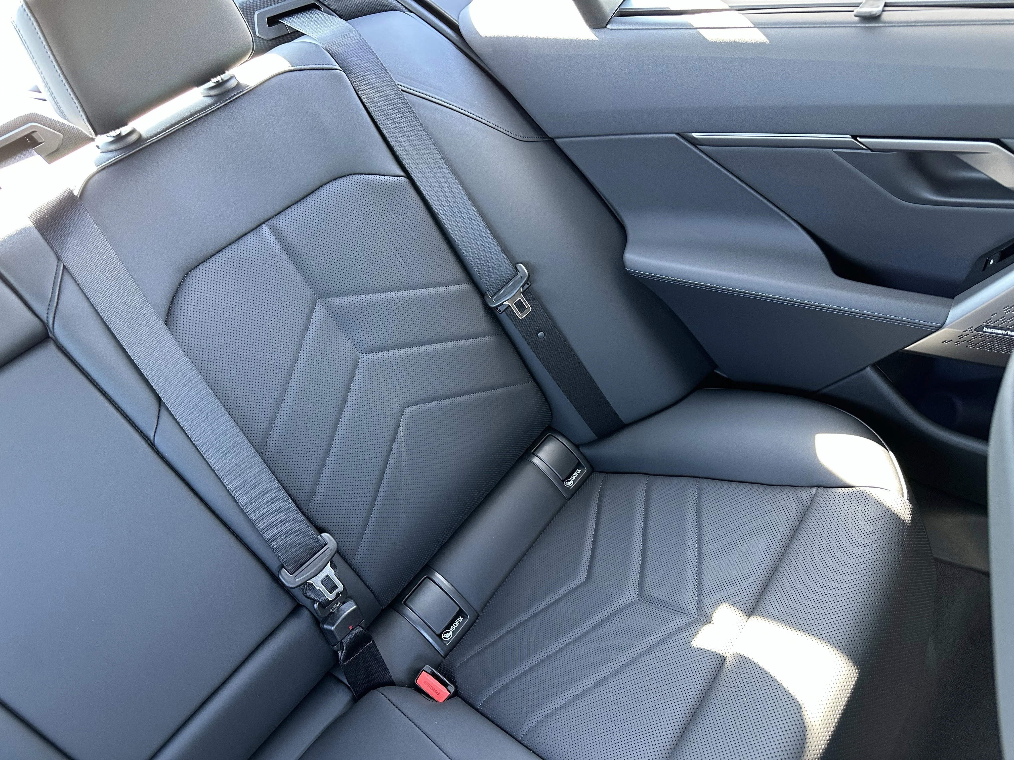 New 2026 Tanzanite Blue II Metallic BMW 550e xDrive image 19