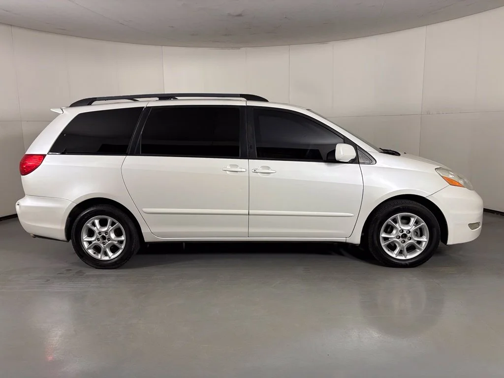 Used 2006 White Toyota XLE image 9