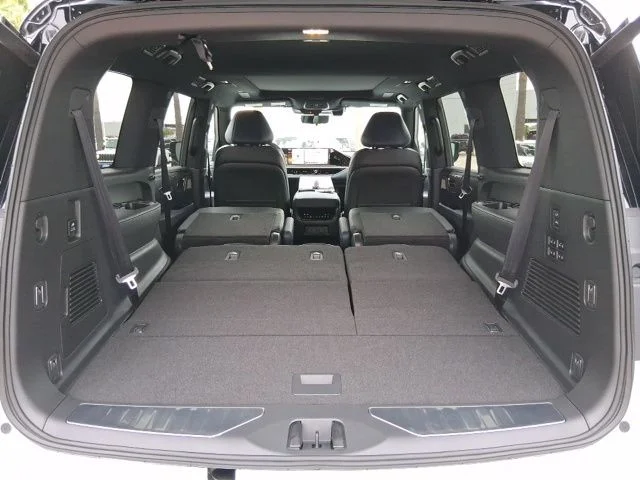 New 2026 2T RADIANT WHIT INFINITI Sport 4WD image 6