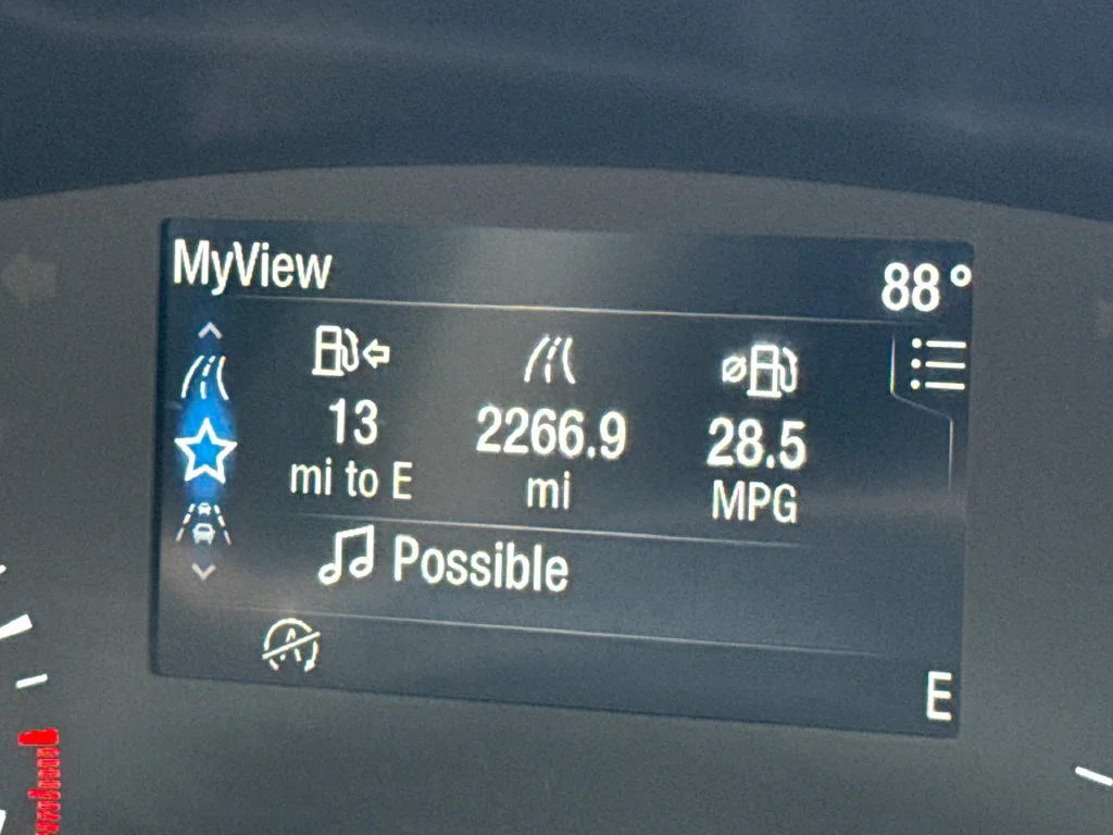 Used 2022 Red Ford SE image 30