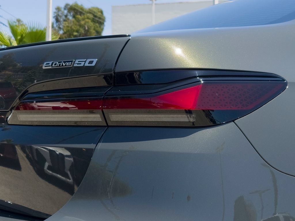 New 2026 Dravit Grey Metallic BMW eDrive50 image 4