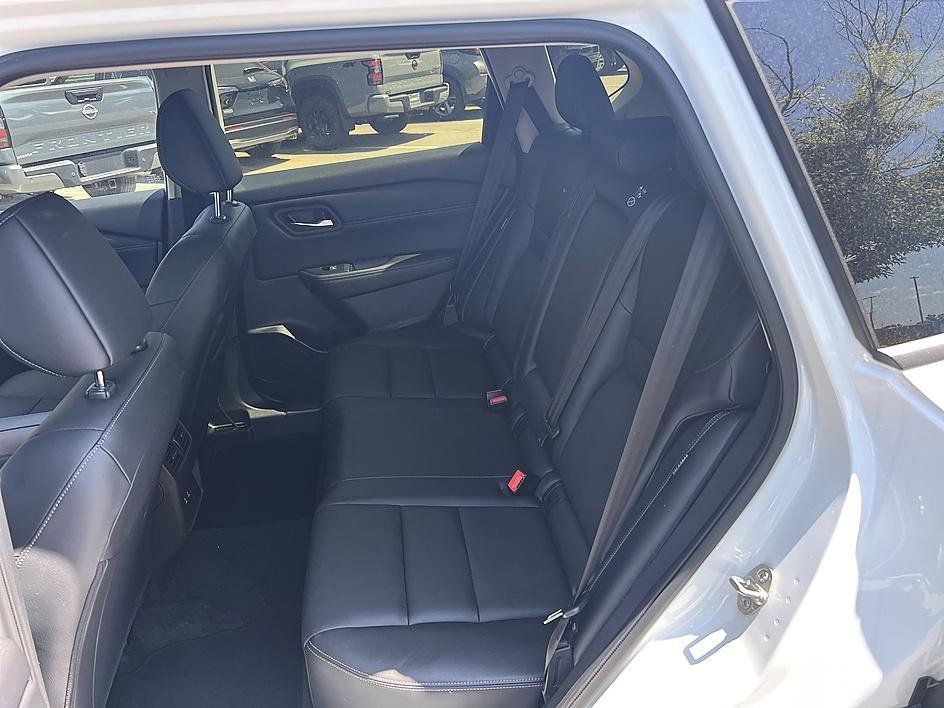 Used 2025 Everest White Pearl Nissan SL image 16