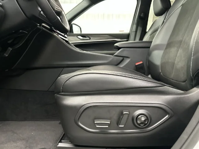 New 2027 Bright White Clear-Coat Paint Jeep Altitude image 17