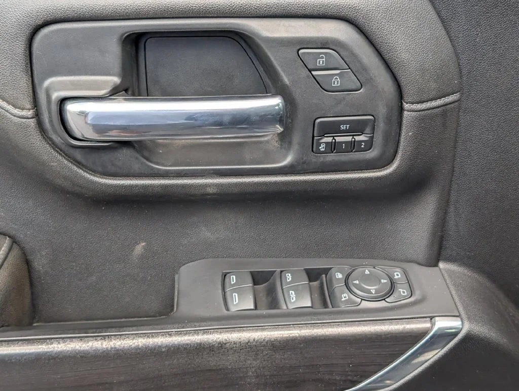 Used 2019 BLACK Chevrolet LTZ image 17