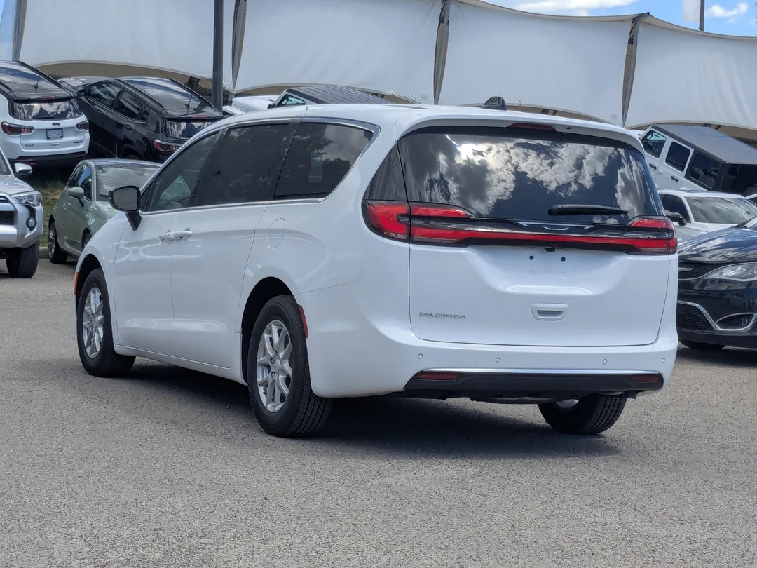 New 2027 White Chrysler Select - - FWD - Stow n Go Seating - Remote Start - Adaptive Cruise w/Stop&Go & More! image 6