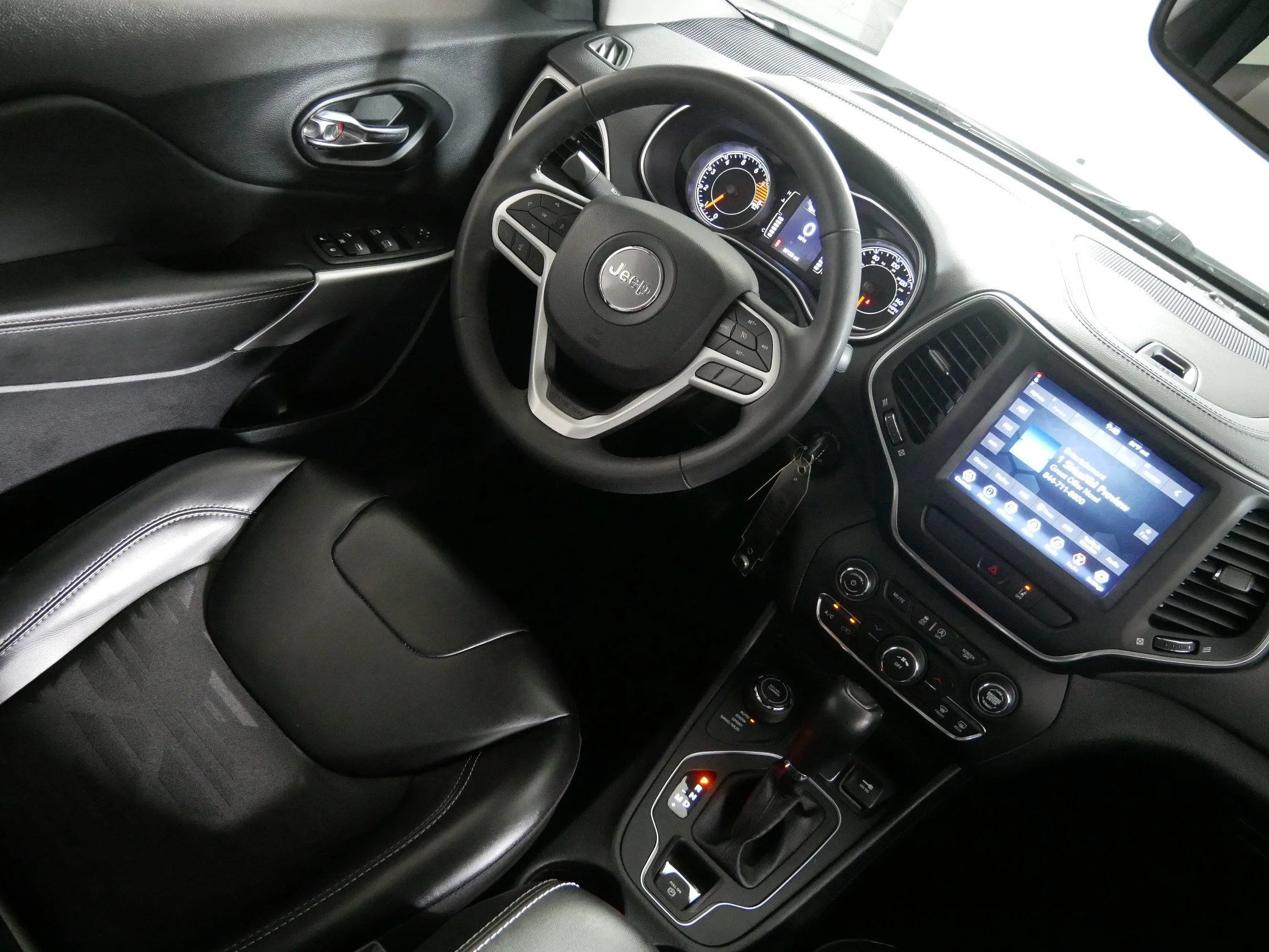 Used 2022 Bright White Clearcoat Jeep X image 9