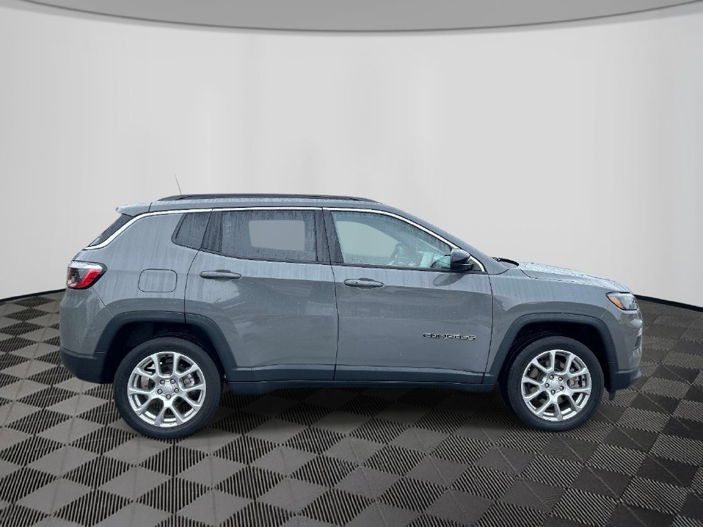 Used 2023 Gray Jeep Latitude Lux image 7