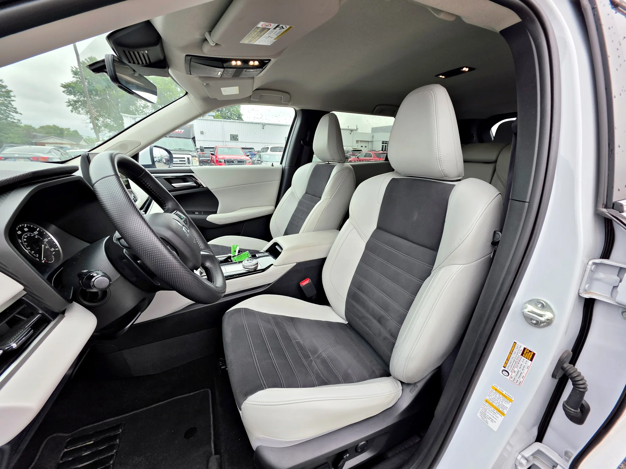 Used 2025 White Diamond Mitsubishi SE image 11