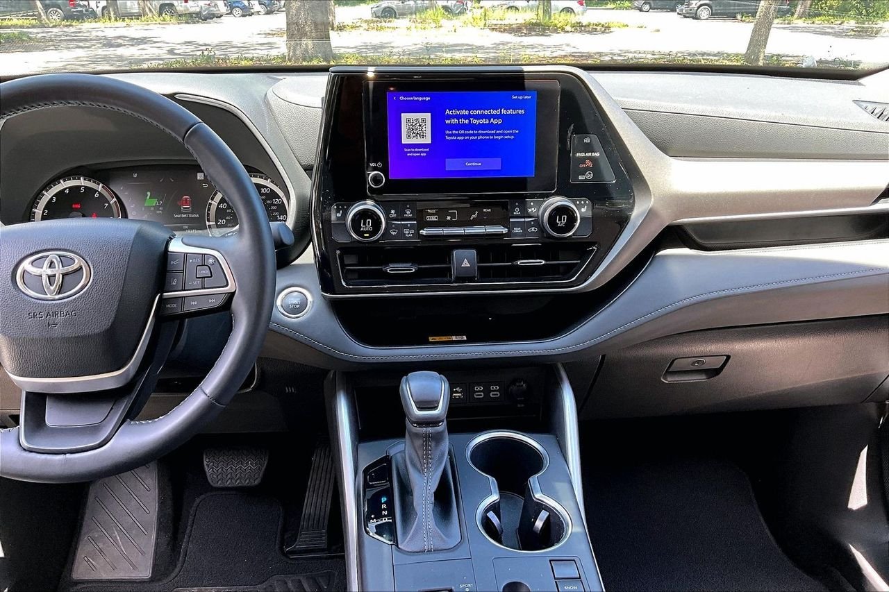Used 2023  Toyota XLE image 9