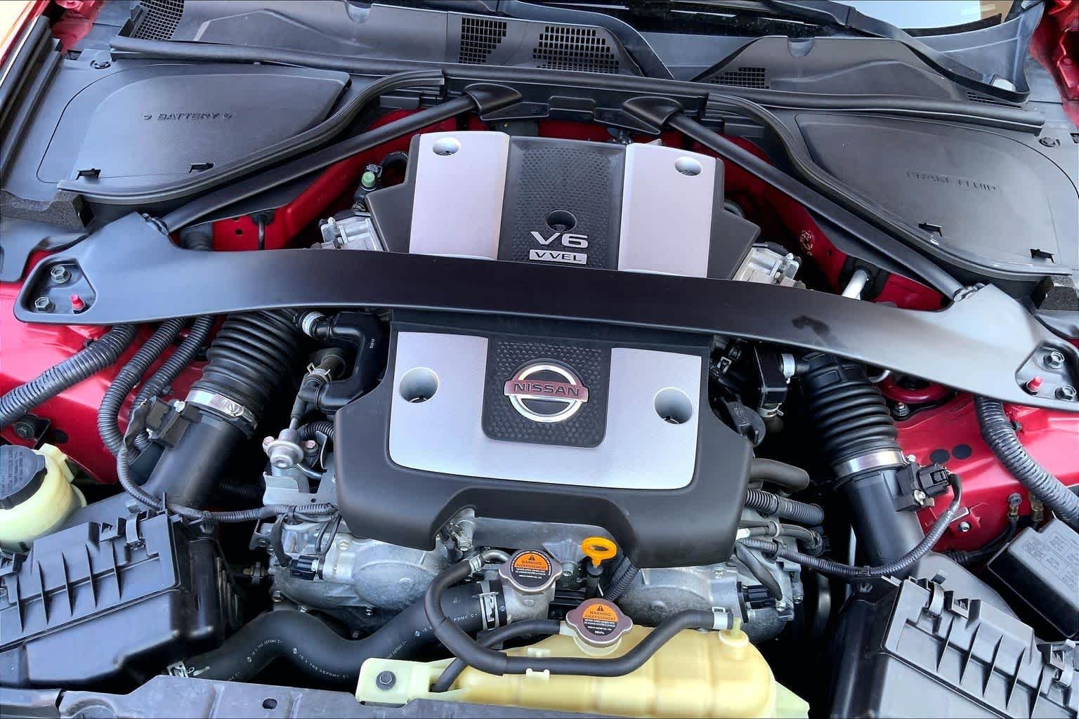 Used 2016 Solid Red Nissan Touring image 29