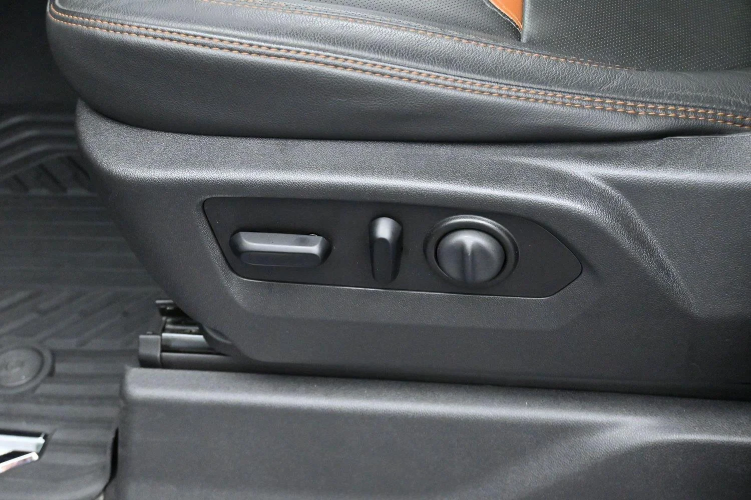 Used 2020 CARBON BLACK METALLIC GMC AT4 image 14