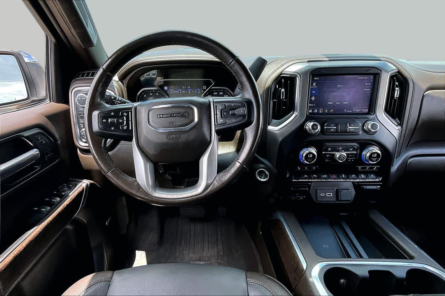 Used 2022 White Frost Tricoat GMC Denali image 6
