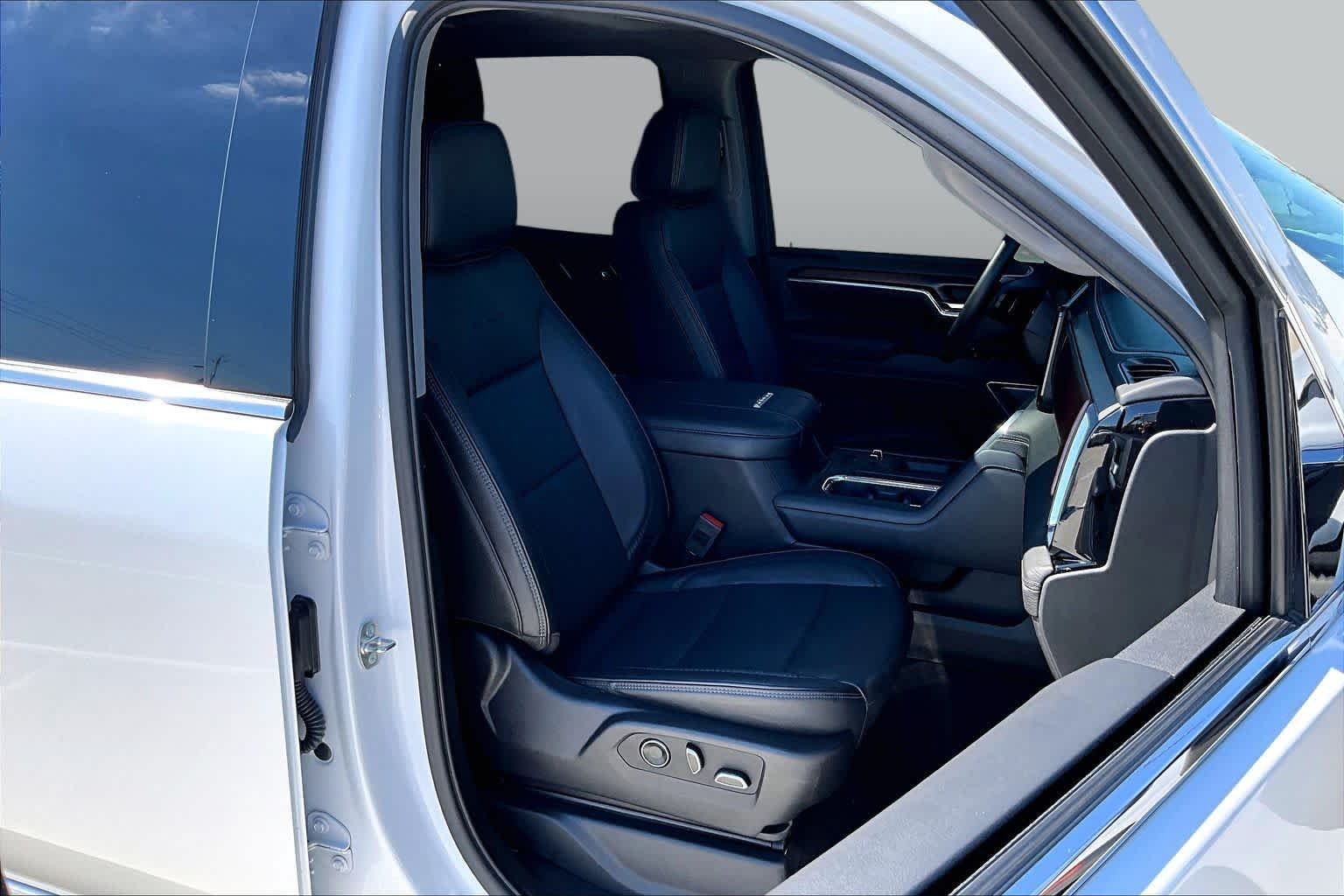 Used 2024 White Frost Tricoat GMC Denali image 9