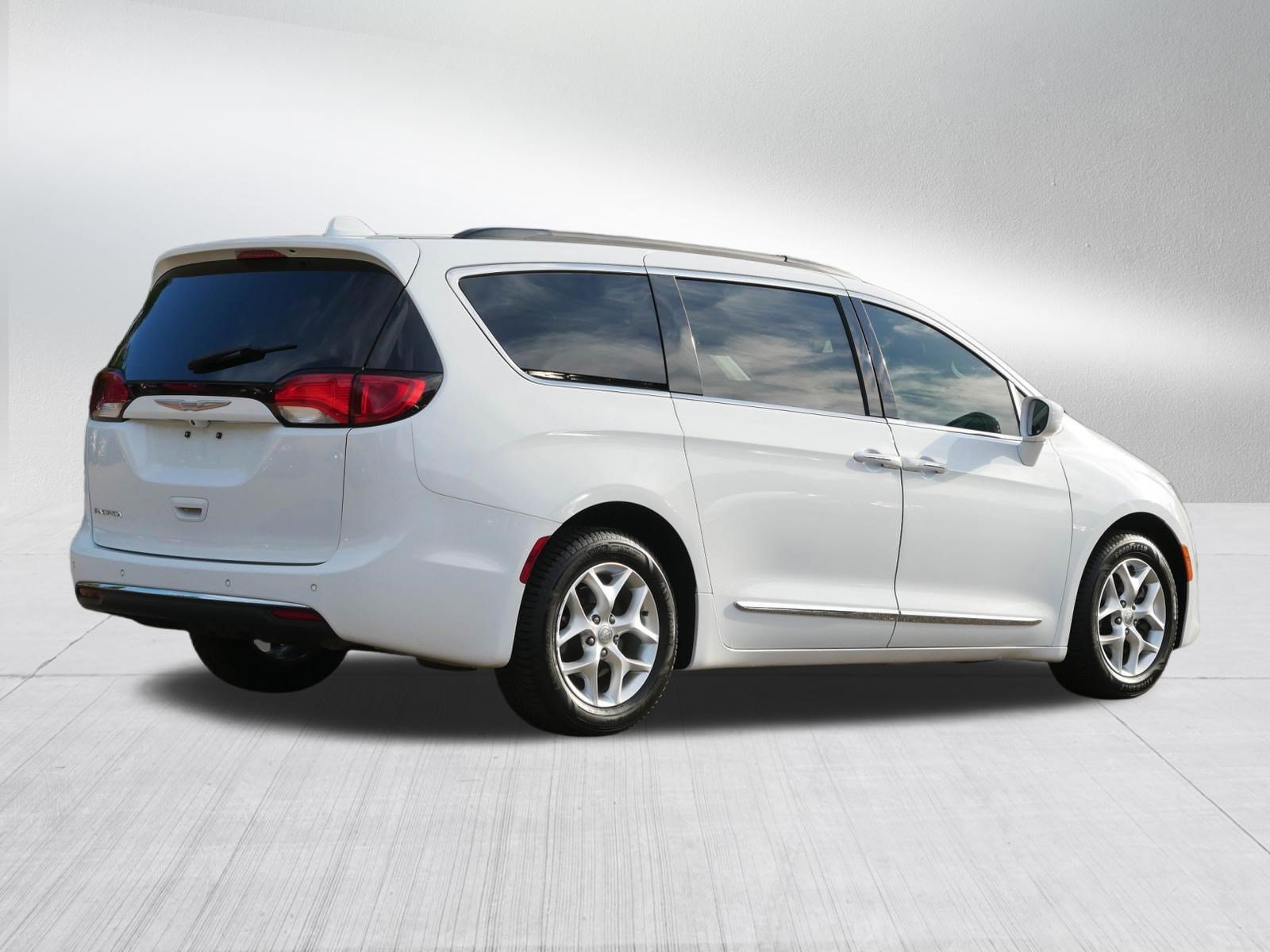 Used 2017 Bright White Clearcoat Chrysler Touring-L image 7