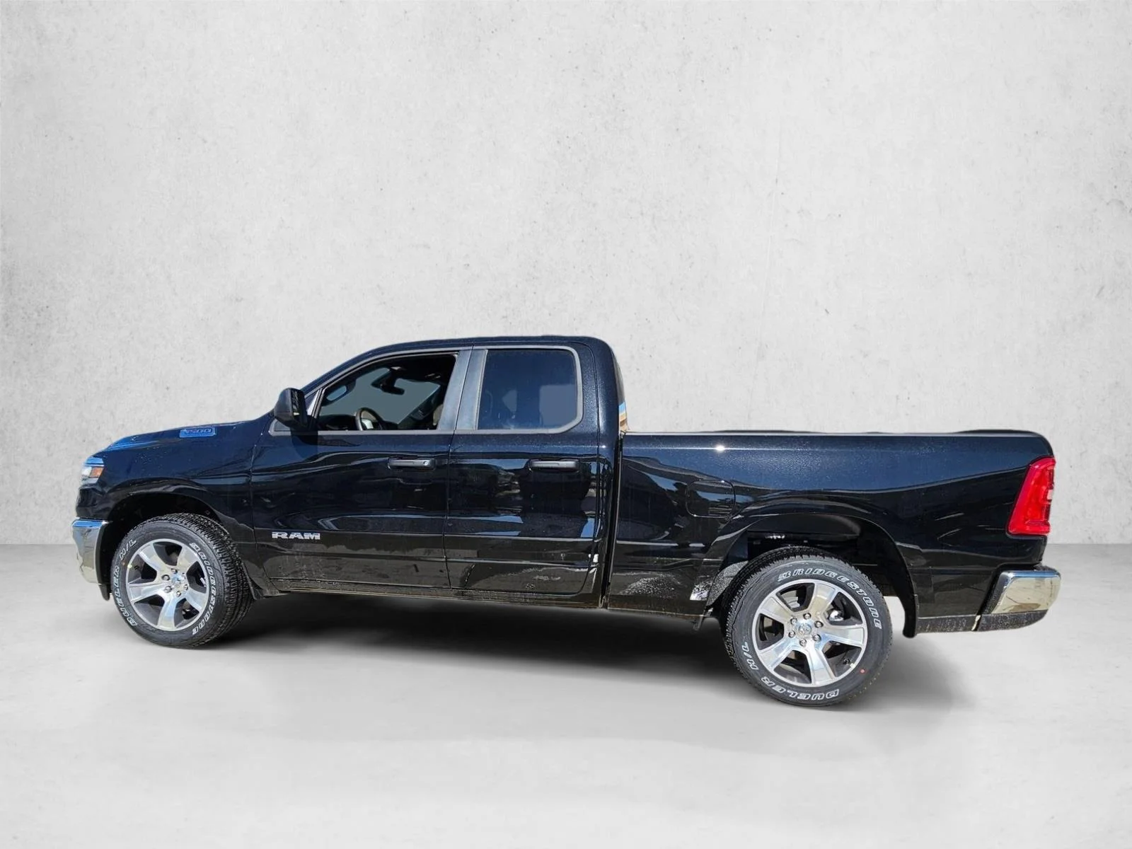 New 2026 Diamond Black Crystal Pearl-Coat Exterior Paint RAM Tradesman image 5