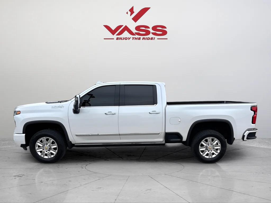 Used 2025 Pearl Chevrolet High Country image 2