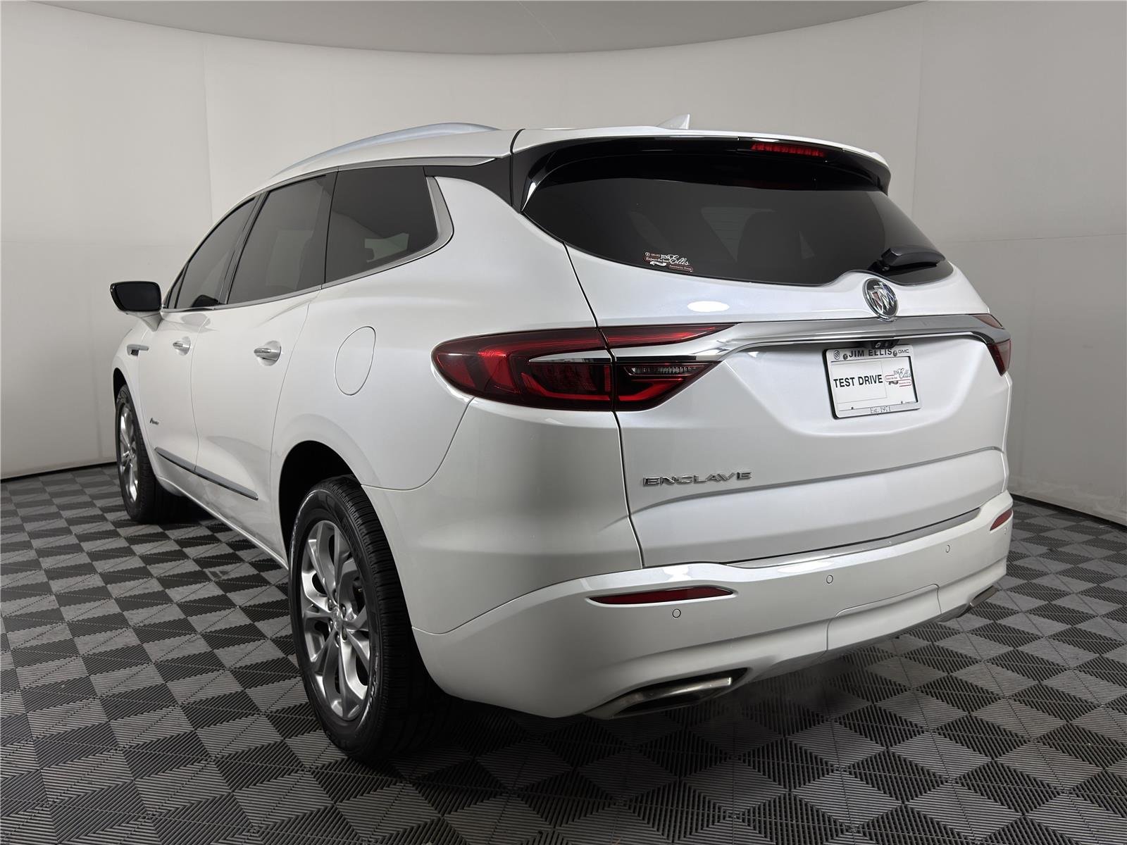 Used 2021 WHITE FROST TRICOAT Buick Avenir image 4