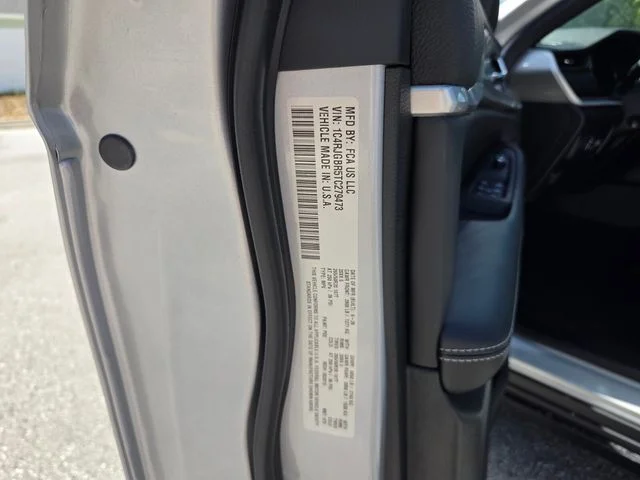 New 2026 Silver Zynith Exterior Paint Jeep Limited image 19