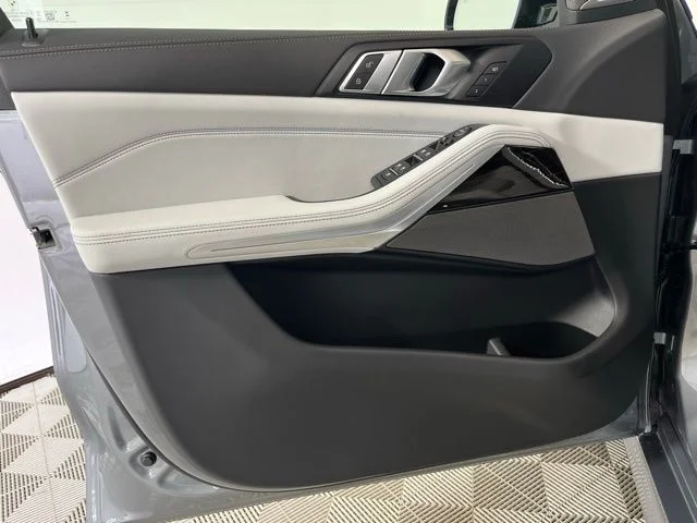 Used 2026 Skyscraper Grey Metallic BMW xDrive40i image 10