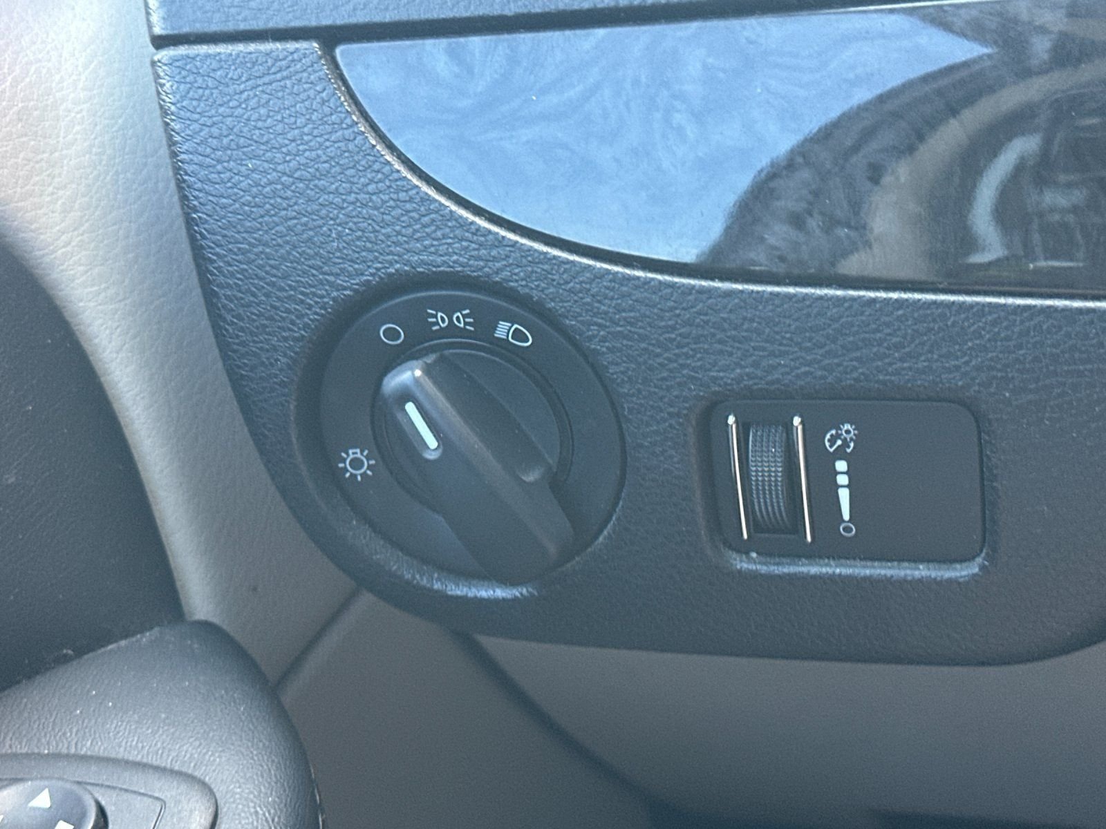 Used 2016 Granite Crystal Metallic Clearcoat Dodge SXT image 23
