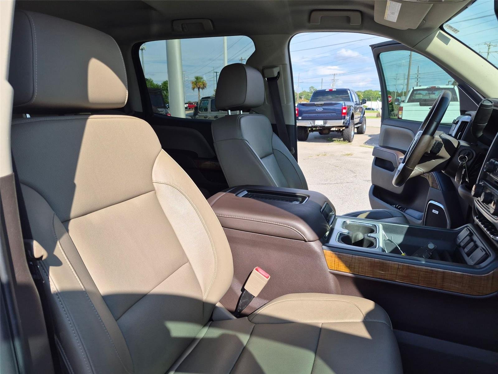 Used 2017 White Frost Tricoat GMC SLT image 33