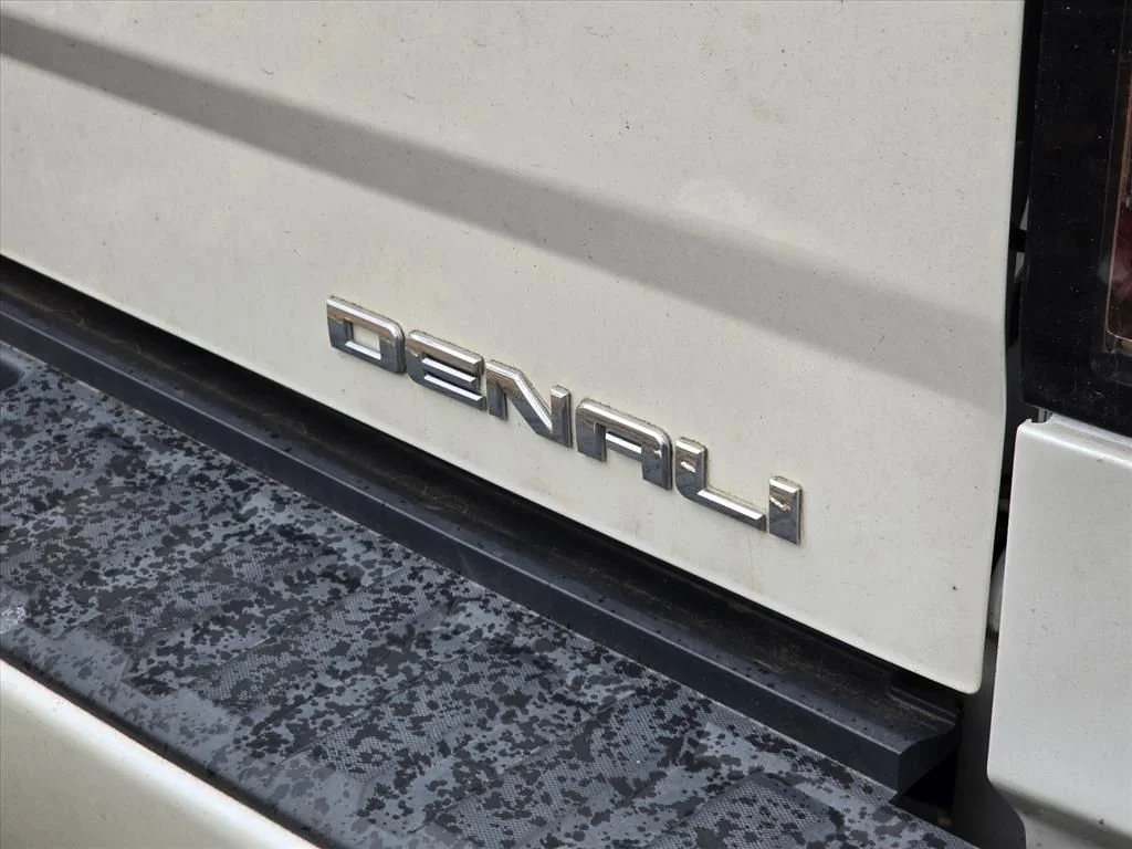 Used 2018 WHITE FROST TRICOAT GMC Denali image 15