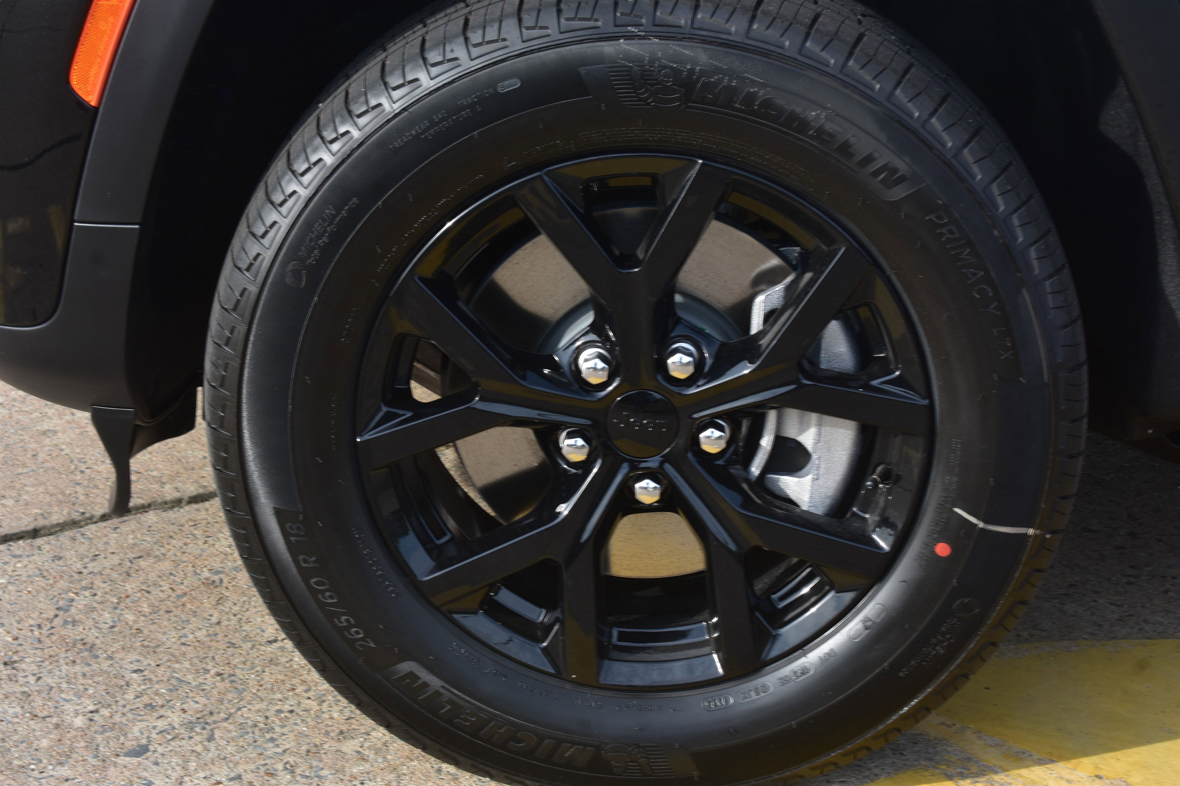 New 2026 Diamond Black Crystal Pearl-Coat Exterior Paint Jeep Laredo Altitude image 10